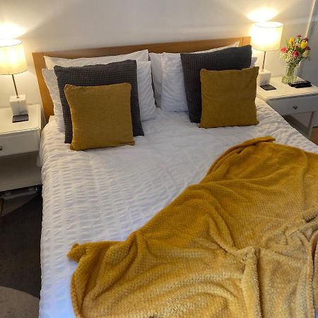 Guest Bedroom With King Size Bed In Brixton Londra Exterior foto