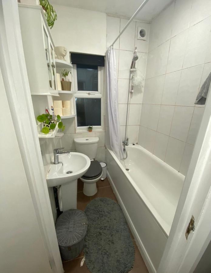 Guest Bedroom With King Size Bed In Brixton Londra Exterior foto