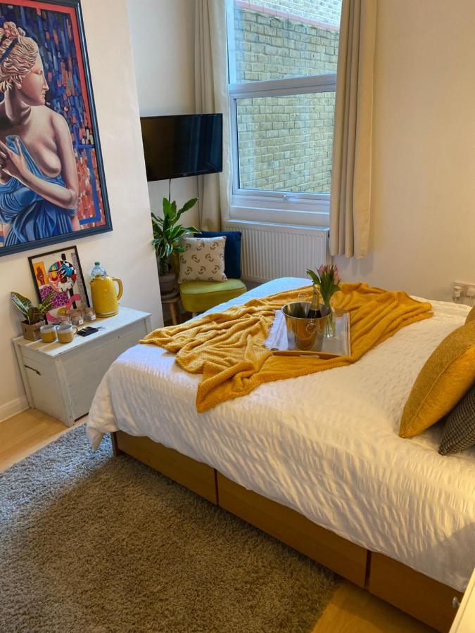 Guest Bedroom With King Size Bed In Brixton Londra Exterior foto