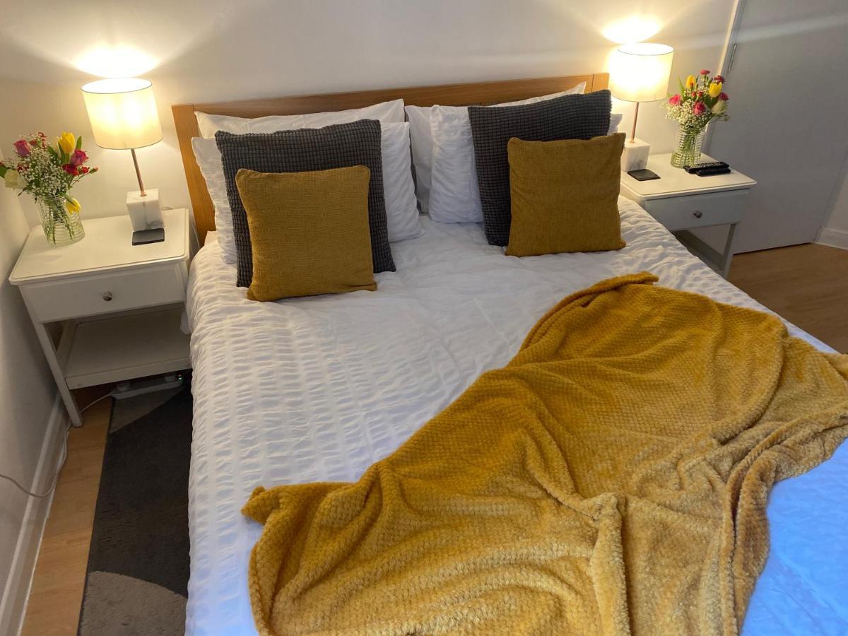 Guest Bedroom With King Size Bed In Brixton Londra Exterior foto